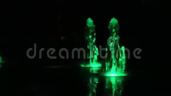 彩色的水夜喷泉随着灯光舞动彩色模糊镜头背景近景浅景视频的预览图