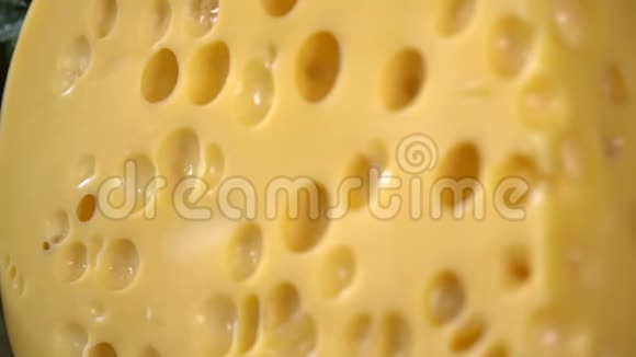 切割板上有洞的硬奶酪视频的预览图