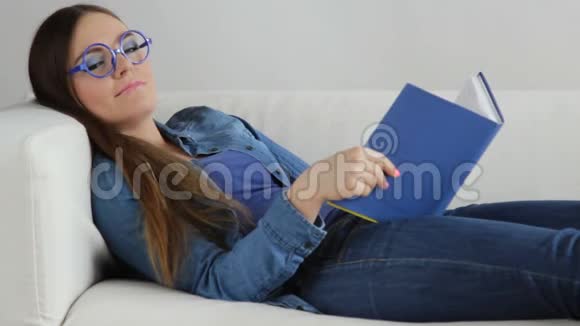 女人躺在家里的沙发上看书全高清视频的预览图