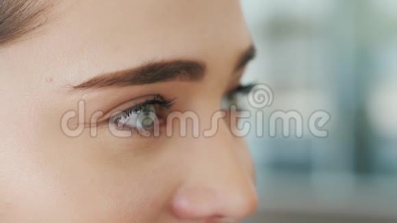 早晨一张美丽的微笑的美丽女人的肖像绿蓝的眼睛性感的新鲜快乐的脸积极的情绪视频的预览图