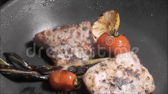 鱼是用黑锅里的油煎的视频的预览图