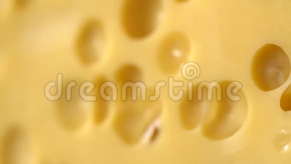 切割板上有洞的硬奶酪视频的预览图