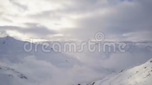壮观的冬季景观环绕着小的现代滑雪场视频的预览图