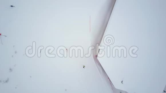 滑雪者在覆盖雪的跑道上顺利通过滑雪板的俯视图视频的预览图