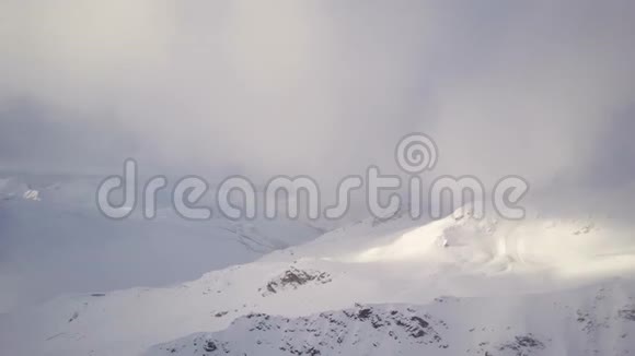 令人叹为观止的冬季景观雪山隐藏的山峰视频的预览图