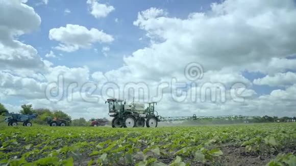 喷洒机在田间灌溉农业喷雾器改造视频的预览图