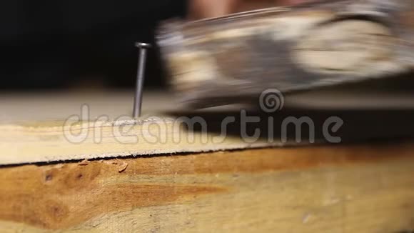 熟练的木工矫正木箱车间钉钉的初学者工作视频的预览图