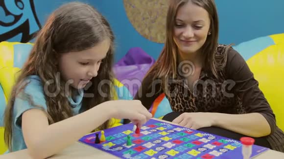 微笑孩子玩游戏聊天妈妈教育过程视频的预览图