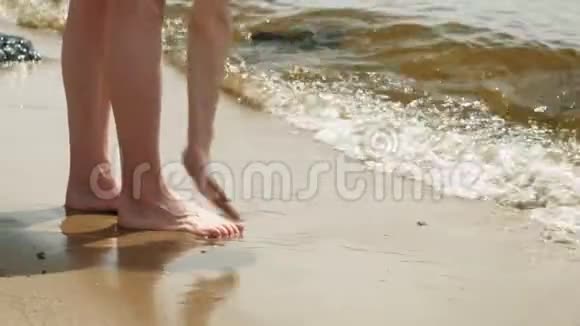 脚在靠近水的沙子上海滩夏日晴天视频的预览图