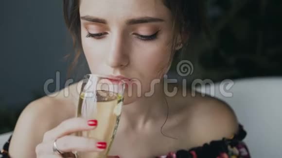一个迷人的女孩在浴室里喝香槟的肖像年轻的美女喝着香槟在热辣中放松视频的预览图