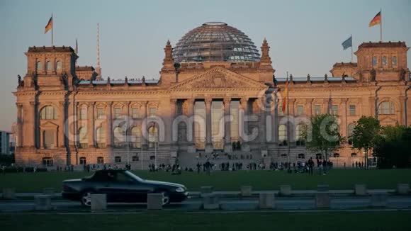 晚上柏林著名的帝国大厦或德国联邦议院大厦视频的预览图