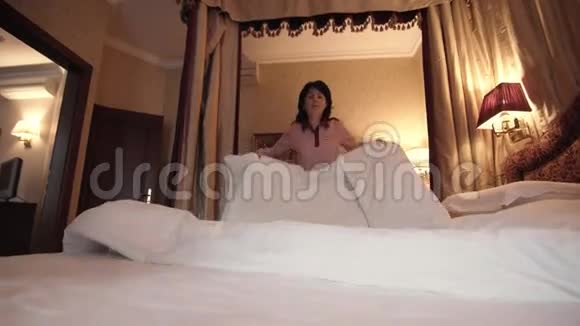 女仆做床视频的预览图