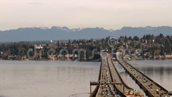 I90浮桥横跨华盛顿湖进行公路交通视频的预览图