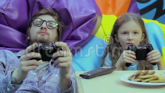 成年快乐小孩按按钮游戏习惯娱乐视频的预览图