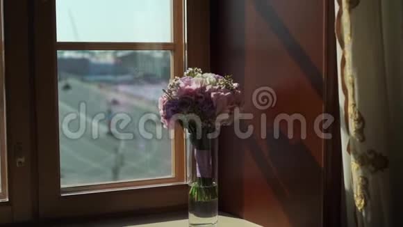新娘婚礼花束从桥堤和河的窗户可以看到城市景色视频的预览图