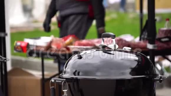 在户外烧烤时准备食物闭式烤架在公园里烤肉封闭式烤架冒烟视频的预览图