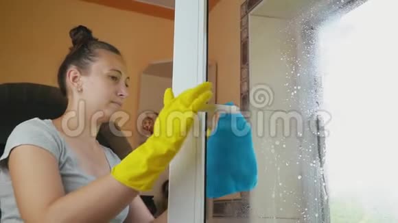 女人洗窗户视频的预览图