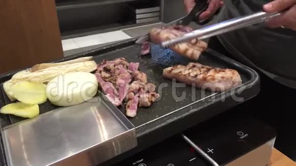 贴身女人手烤肉切猪肉视频的预览图