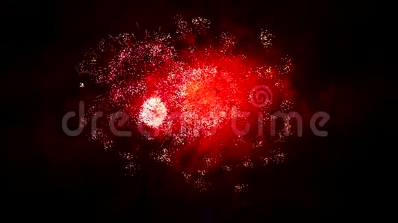 烟花的红色闪光夜空中五彩缤纷的烟花很多闪光视频的预览图