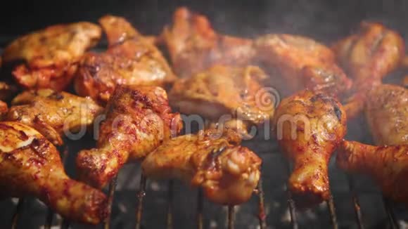 烧烤架上的美味鸡肉视频的预览图