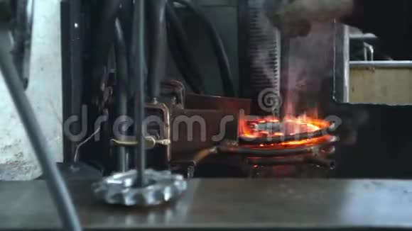 金属制品硬化设备上零件金属齿轮的硬化和热处理视频的预览图