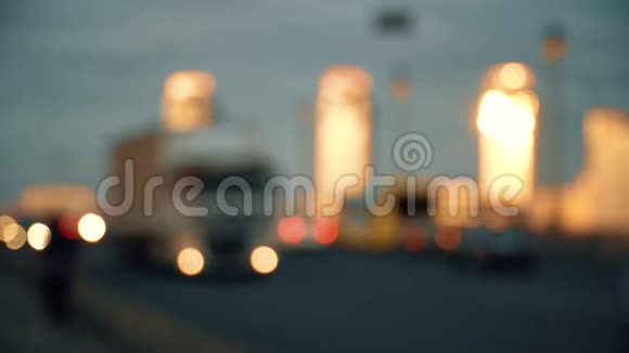 傍晚城市离焦的高速公路上的汽车视频的预览图