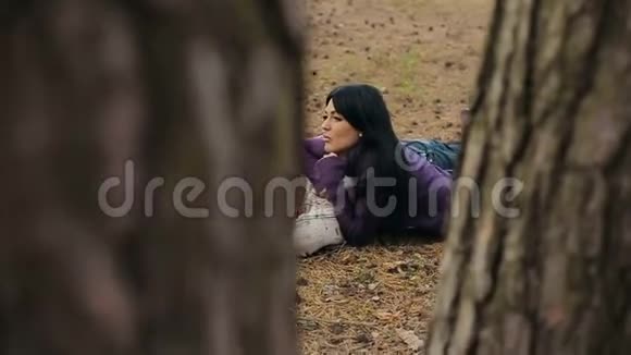恋爱中的年轻模特儿秋天公园自然男人和女人躺在公园的叶子上视频的预览图