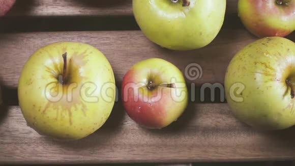 桌面上放着湿苹果慢动作视频的预览图