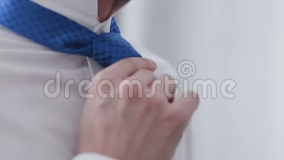 一个男人把领带和一个凸起的领子一个特写视频的预览图