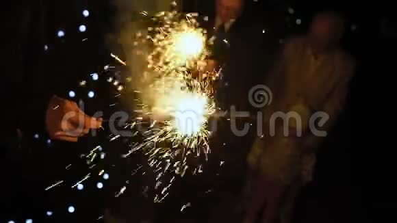 孟加拉灯在人们手中欢乐慢动作视频的预览图