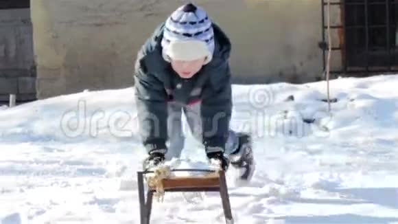 男孩推着雪橇视频的预览图
