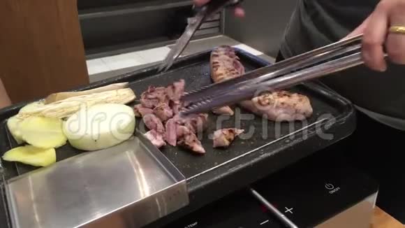 贴身女人手烤肉切猪肉视频的预览图