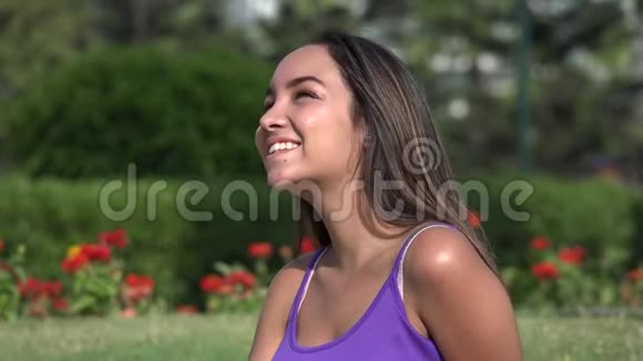 公共公园里的快乐少女视频的预览图