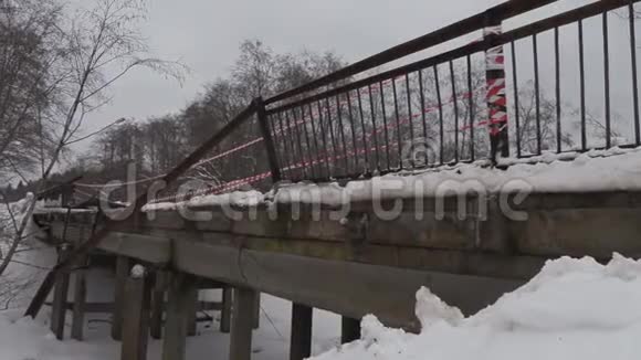 在桥上发生车祸后的事故现场视频的预览图