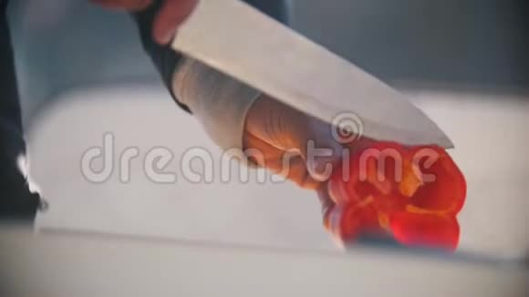 手男子切菜用刀特写背景上美味可口的新鲜蔬菜番茄视频的预览图