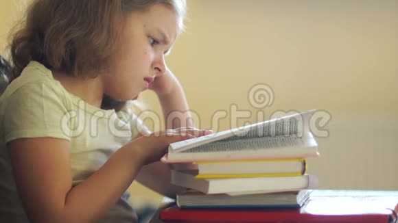 女孩备课无聊看书他推着一堆书高兴地拿起电话互联网视频的预览图