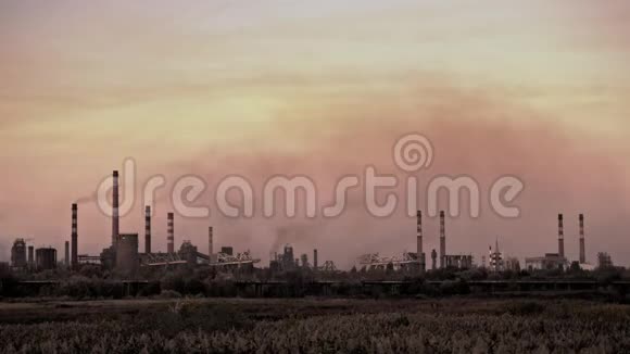 大型工厂管道污染环境向空气中排放灰尘和烟雾视频的预览图