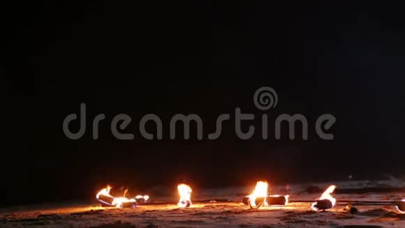 火扇躺在沙子上视频的预览图