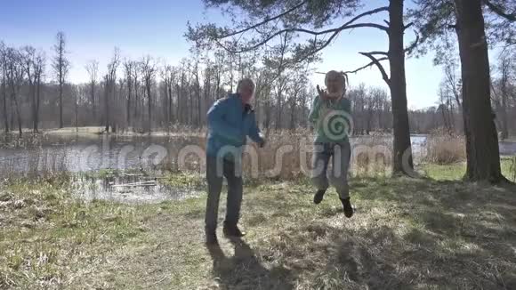 电影摄影无缝环男人和女人在湖岸上跳跃女子受伤流动照片视频的预览图