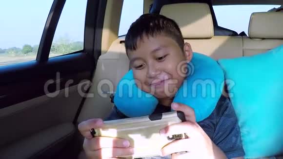 小男孩在车里玩游戏视频的预览图