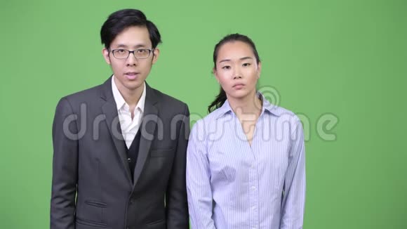 一对年轻的亚洲商业夫妇聚在一起视频的预览图