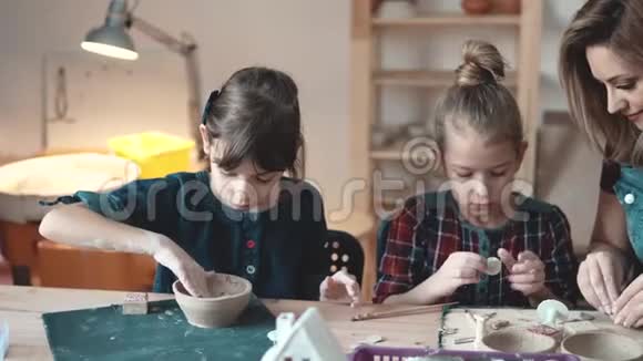 孩子们在陶艺课上两个小女孩做粘土工艺品视频的预览图