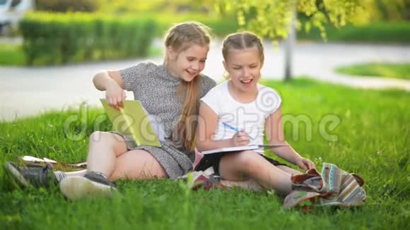 两个有趣的女孩在玩书他们在微笑玩得很开心天气晴朗视频的预览图