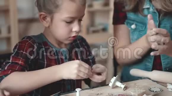 一个严肃的小女孩从陶艺课上做了一个陶艺视频的预览图