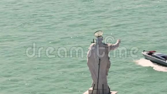 在圣像后面可以俯瞰河流摩托艇穿越运河阳光明媚视频的预览图