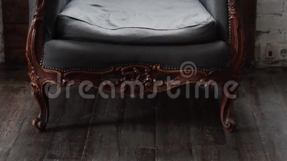 豪华的老式扶手椅立在房间窗户附近视频的预览图