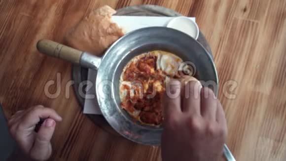 将面包倒入沙库卡浸泡的鸡蛋中将番茄放入煎锅中以色列阿拉伯中东菜顶级视频的预览图
