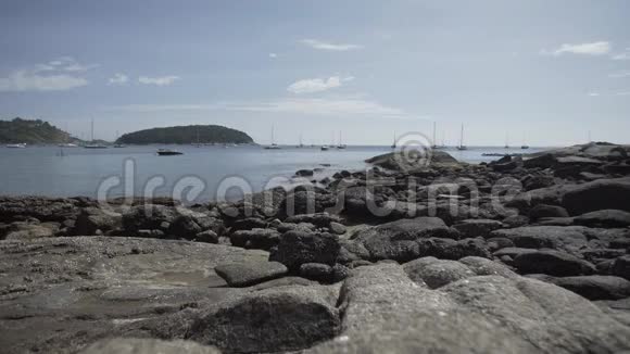 雅思泰泰岩在蓝海海滩上视频的预览图