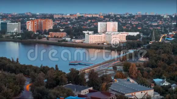 时光流逝在多恩的罗斯托夫市夜晚有一座桥视频的预览图
