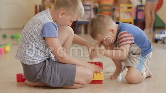 儿童儿童及婴儿玩积木视频的预览图